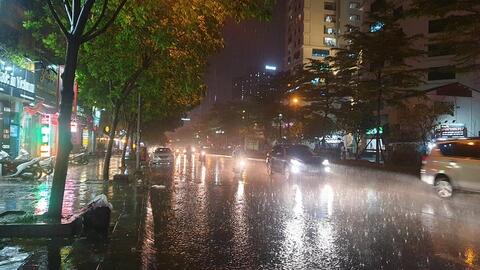 Hà Nội ngày nắng, chiều tối và đêm có mưa rào và dông