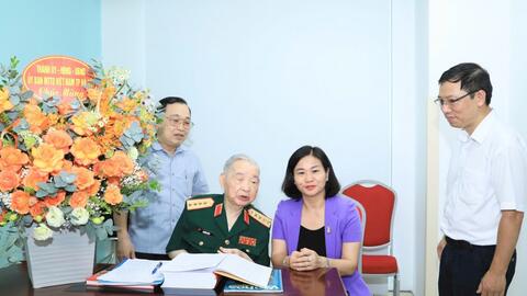 Lãnh đạo TP Hà Nội thăm, động viên cán bộ lão thành cách mạng