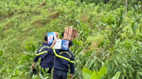 Công an Thanh Hóa băng rừng, vượt núi tiếp tế nhu yếu phẩm cho người dân