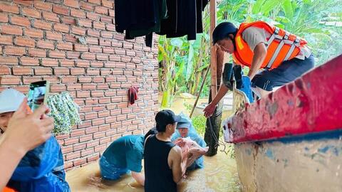 Quảng Ngãi: Nước lũ bủa vây khắp nơi