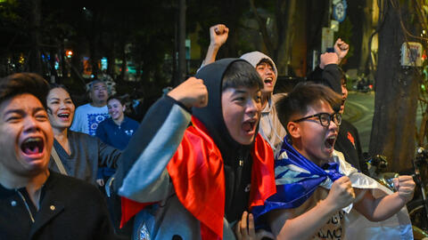 Người dân đổ ra đường ăn mừng bóng đá nam Việt Nam vô địch SEA Games