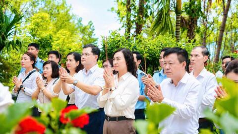 Đoàn công tác Bộ Công Thương dâng hương tưởng niệm tại Khu di tích Kim Liên