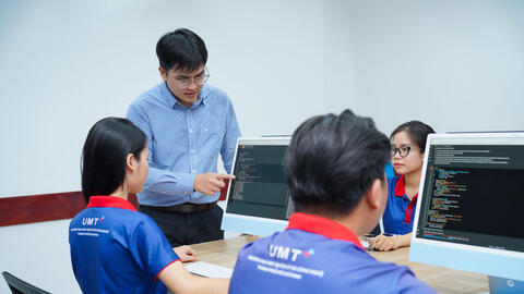 Nâng chất lượng nhân lực theo xu thế thời đại