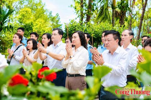 Đoàn công tác Bộ Công Thương dâng hương tưởng niệm tại Khu di tích Kim Liên