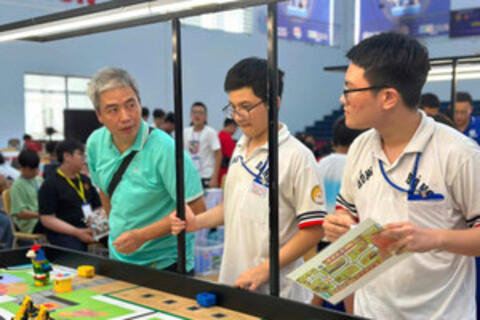 Hai thế hệ cùng chạm tay vào chức vô địch Robotacon