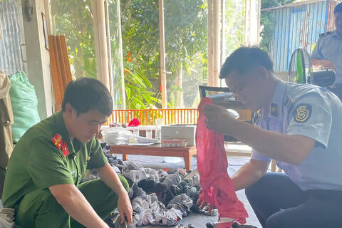 Hà Nội: Tạm giữ hơn 5.000 đôi tất, áo phông nghi giả mạo nhãn hiệu
