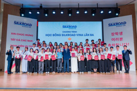 SILKROAD VINA trao 1 tỷ đồng học bổng cho 40 sinh viên Việt Nam