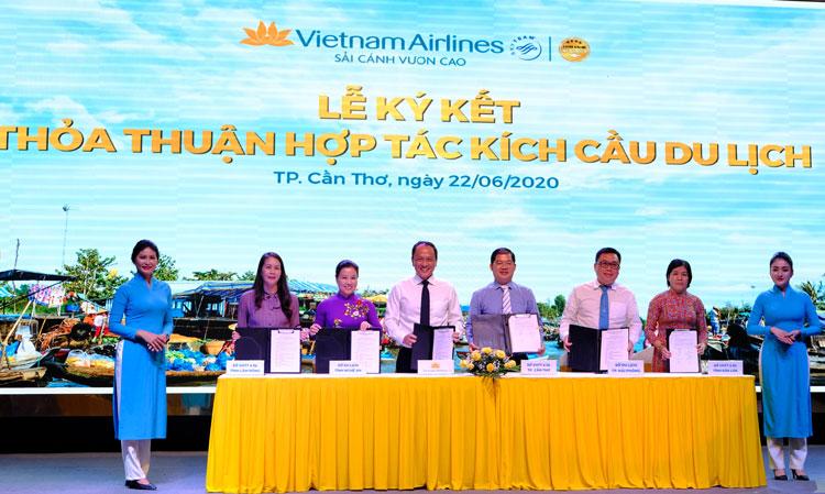 Bà Nguyễn Thị Bích Ngọc – Phó Giám đốc Sở Văn hóa Thể thao và Du lịch tỉnh Lâm Đồng (thứ 2 từ trái sang) cùng lãnh đạo 4 tỉnh và đại diện Vietnam Airlines ký thỏa thuận hợp tác