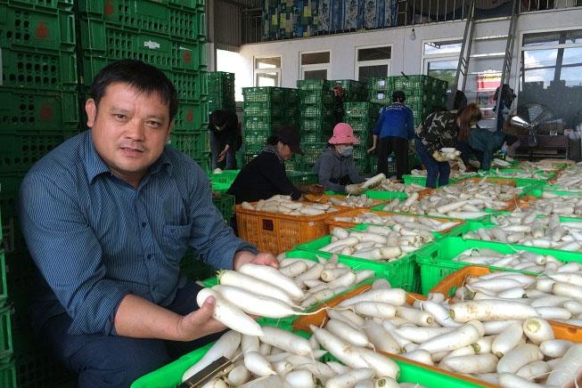 Anh Nguyễn Văn Đoàn bên sản phẩm của HTX