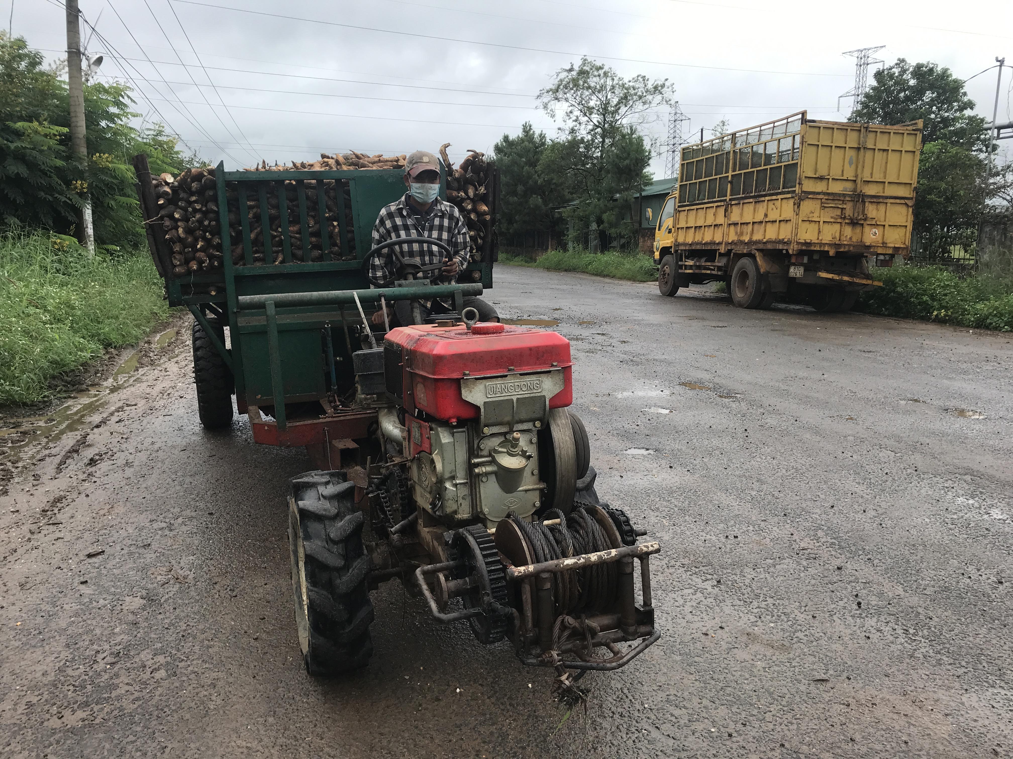 Ông Dư làng ALao xã Lơ Pang huyện mang Yang vận chuyển mì của gia đình bán tại nhà máy. Ảnh: Nguyễn Diệp