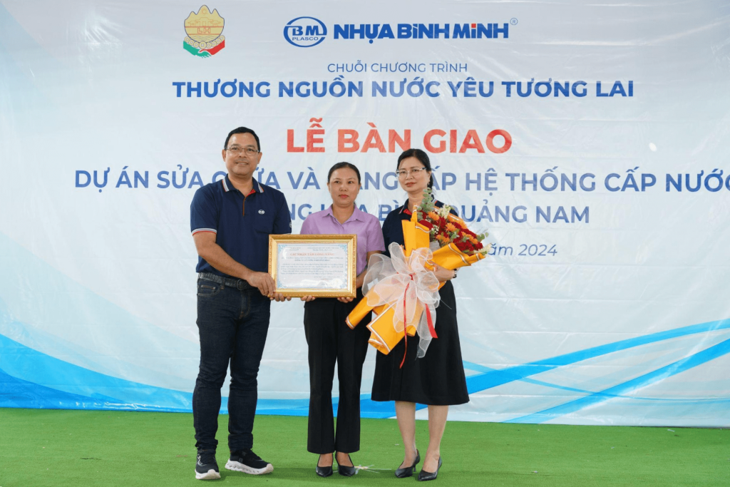 Dự án “Thương nguồn nước, yêu tương lai” cũng đã trao tặng các phần quà thiết thực cho 49 trẻ mồ côi, 22 cụ già neo đơn và 71 trẻ khuyết tật tại làng Hòa Bình, Tam Kỳ, đồng thời nâng cấp hệ thống nước sinh hoạt đảm bảo chất lượng nguồn nước cho cộng đồng tại đây