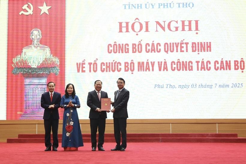 Đồng chí Đặng Xuân Phong, Bí thư Tỉnh ủy Phú Thọ trao quyết định thành lập Đảng bộ các cơ quan Đảng tỉnh Phú Thọ. Ảnh: Hà Long Hảo