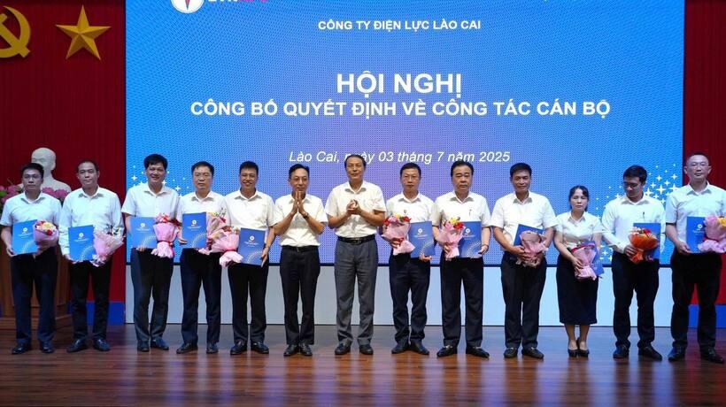 PC Lào Cai tổ chức hội nghị công bố và trao các quyết định bổ nhiệm cán bộ quản lý sau khi thực hiện công tác sáp nhập. Ảnh: Nguyễn Hiền