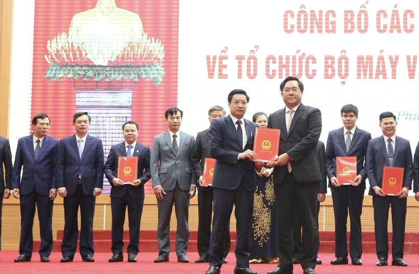 Đồng chí Trần Duy Đông, Chủ tịch UBND tỉnh Phú Thọ trao các quyết định phân công, bổ nhiệm cho Giám đốc các sở, ngành, Chánh văn phòng UBND tỉnh. Ảnh: Hà Long Hảo