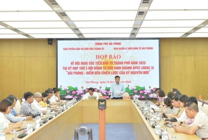 Đại diện lãnh đạo Ban Quản lý Khu Kinh tế Hải Phòng thông tin đến các cơ quan báo chí