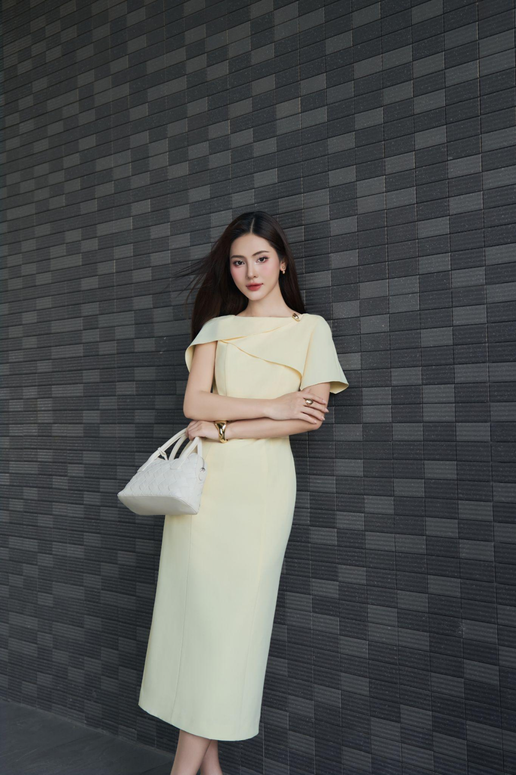 Thiết kế vai lệch cùng vạt đắp khéo léo mang đến vẻ cổ điển pha chút hiện đại, tạo điểm nhấn vừa đủ mà không phô trương với phom dáng ôm nhẹ giúp tôn lên đường cong nhưng vẫn giữ nguyên sự tinh tế, kín đáo