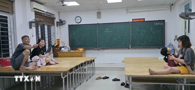 Người dân ở các chung cư cũ bị xuống cấp nghiêm trọng tạm trú tại Trường THCS Tô Hiệu, phường Lê Chân. (Ảnh: Minh Thu/TTXVN) Người dân ở các chung cư cũ bị xuống cấp nghiêm trọng tạm trú tại Trường THCS Tô Hiệu, phường Lê Chân. (Ảnh: Minh Thu/TTXVN)