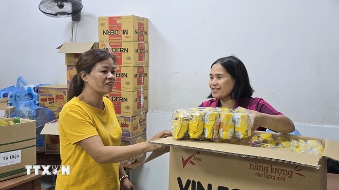 Trường THCS Tô Hiệu dành kinh phí mua một số đồ thiết yếu tặng người dân di dời khỏi các khu chung cư cũ đã xuống cấp, nguy hiểm. (Ảnh: Minh Thu/TTXVN) Trường THCS Tô Hiệu dành kinh phí mua một số đồ thiết yếu tặng người dân di dời khỏi các khu chung cư cũ đã xuống cấp, nguy hiểm. (Ảnh: Minh Thu/TTXVN)