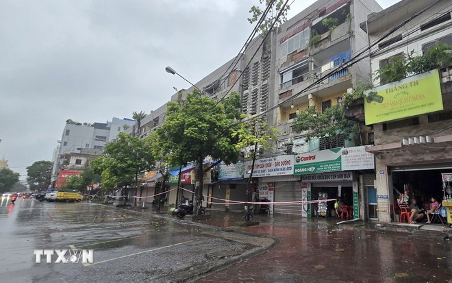 Người dân sống trong chung cư 5 tầng cũ trên phố Tô Hiệu, phường Lê Chân (Hải Phòng) đã được di dời đến nơi an toàn trước thời điểm bão số 3 dự kiến đổ bộ thành phố. (Ảnh: Minh Thu/TTXVN) Người dân sống trong chung cư 5 tầng cũ trên phố Tô Hiệu, phường Lê Chân (Hải Phòng) đã được di dời đến nơi an toàn trước thời điểm bão số 3 dự kiến đổ bộ thành phố. (Ảnh: Minh Thu/TTXVN)