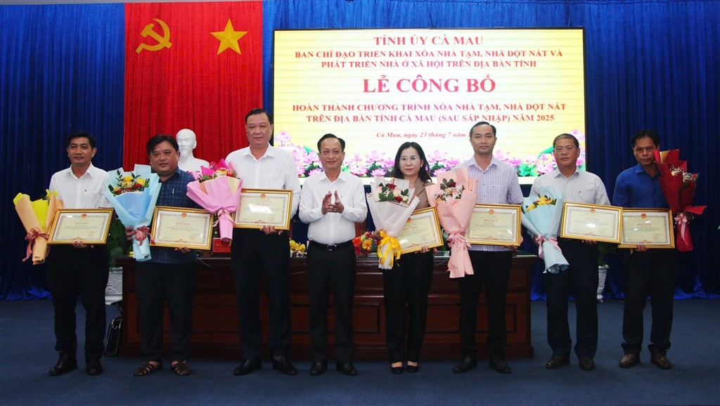 Phó Bí thư Tỉnh ủy, Chủ tịch HĐND tỉnh Phạm Văn Thiều trao Bằng khen cho các cá nhân.