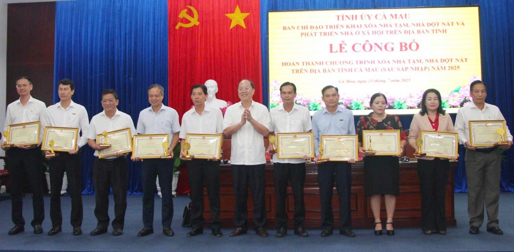 Bí thư Tỉnh ủy Nguyễn Hồ Hải trao Bằng khen cho các đơn vị có nhiều đóng góp trong thực hiện chương trình.