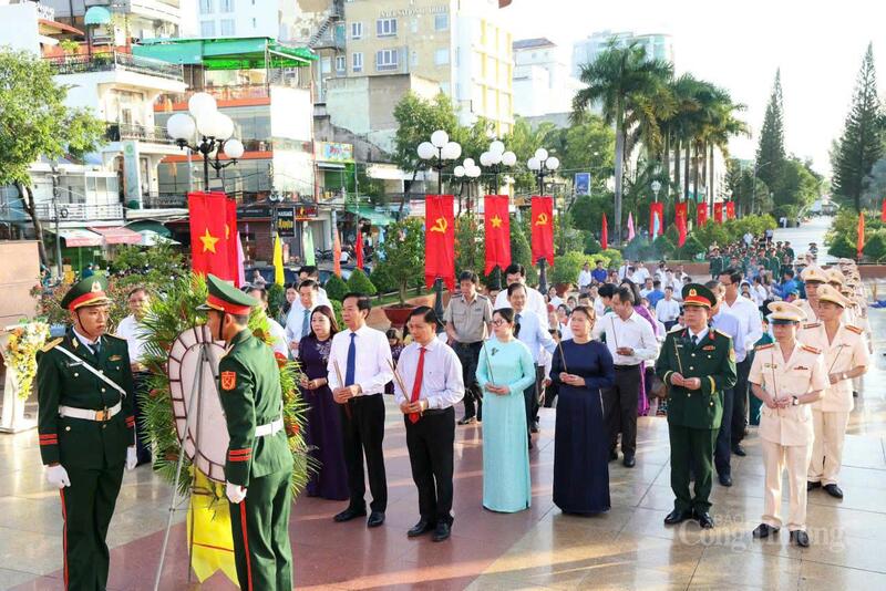Lãnh đạo cùng đoàn thể thành phố dâng hoa, dâng hương tại Tượng đài Chủ tịch Hồ Chí Minh ở Bến Ninh Kiều.