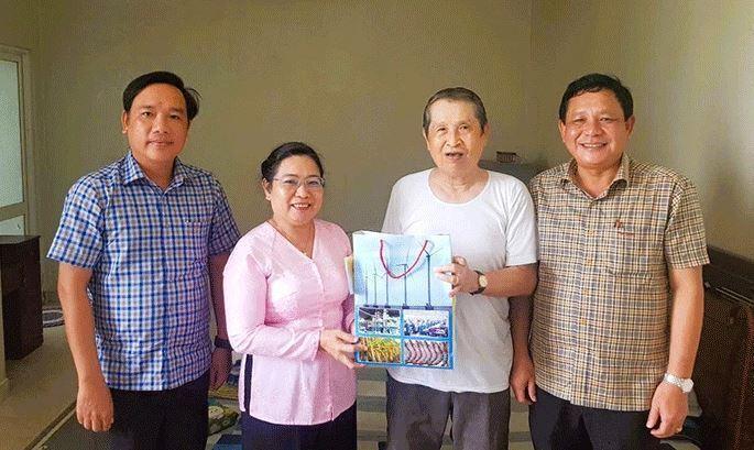 Phó Bí thư Thành ủy Cần Thơ Hồ Thị Cẩm Đào tặng quà cho ông Nguyễn Duy Tân. Ảnh: Lê Vũ