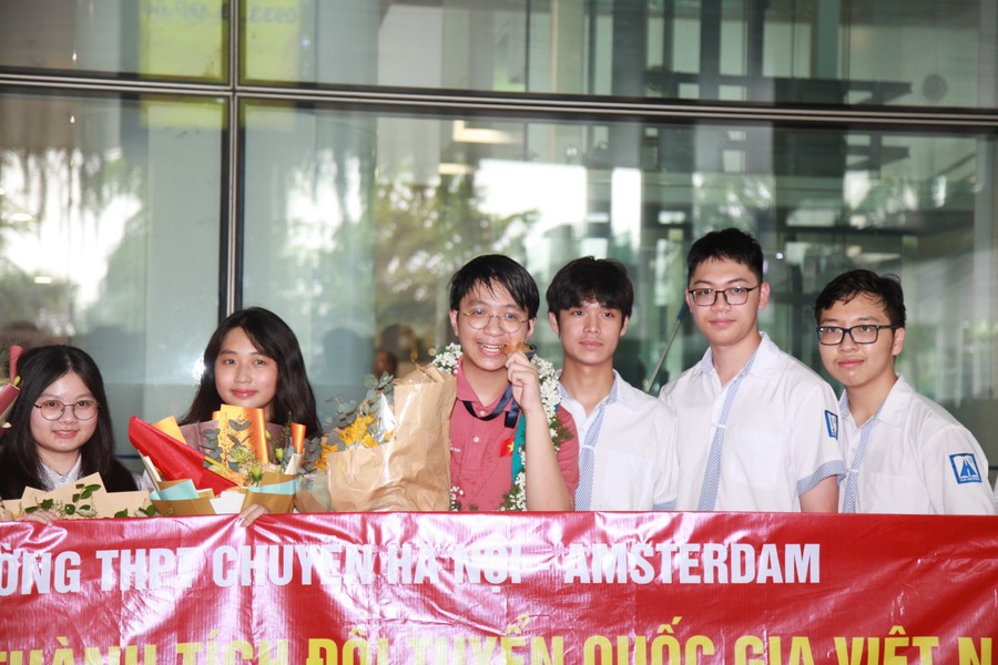 Nguyễn Mạnh Tuấn chia sẻ niềm vui cùng các bạn.