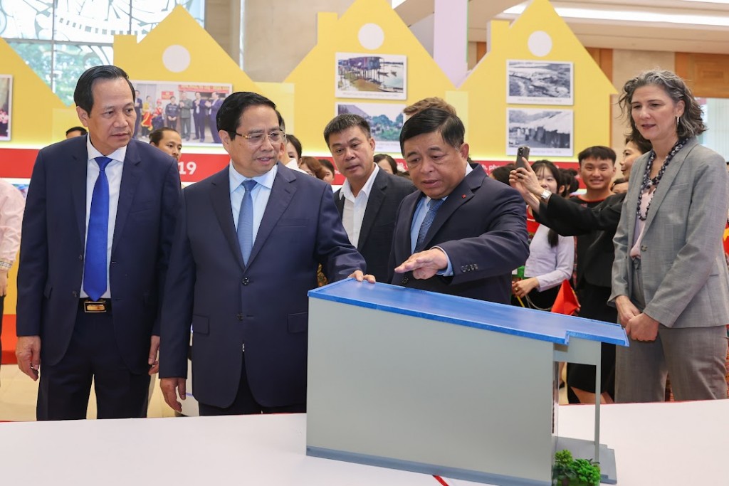 Thủ tướng Phạm Minh Chính tham quan mô hình thiết kế nhà tại các địa phương - Ảnh: VGP/Nhật Bắc