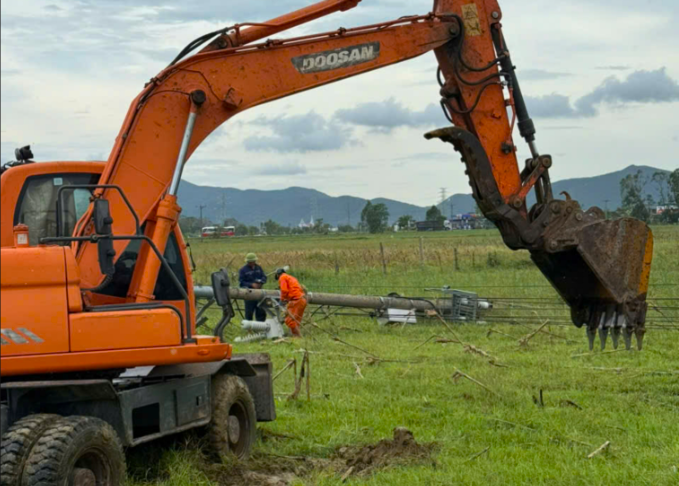 EVNNPC huy động các đội xung kích từ các công ty điện lực hỗ trợ ngành điện Thanh Hoá, Hà Tĩnh, Nghệ An khắc phục sự cố do bão số 5