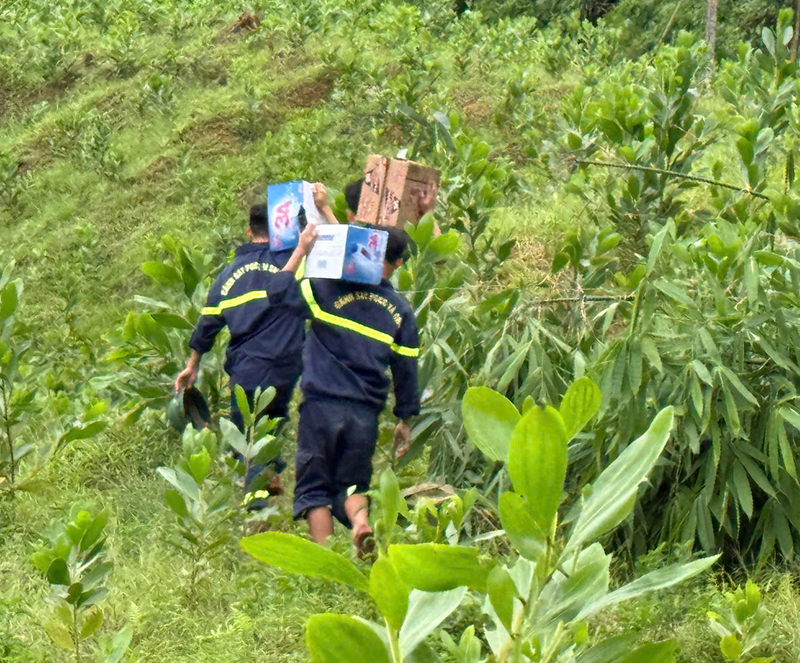Lực lượng Công an Thanh Hóa trực tiếp vận chuyển lương thực, thực phẩm vào từng thôn, bản để cứu trợ bà con xã Yên Nhân. Ảnh: Thái Thanh