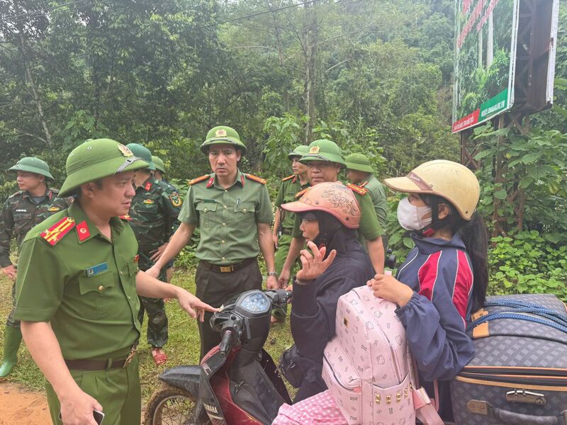 Thượng tá Trần Thái Quang Hoàng, Phó Giám đốc Công an tỉnh thăm hỏi, động viên người dân. Ảnh: Thái Thanh