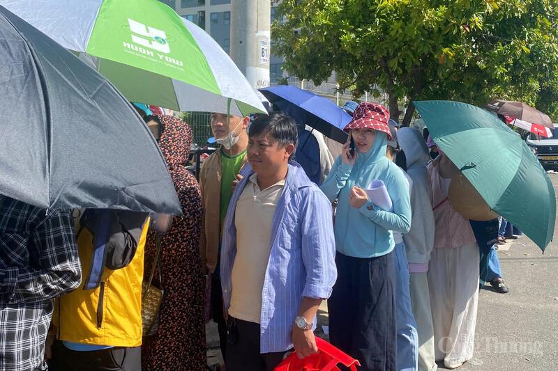 Chị N.T.H (trú phường Sơn Trà, TP. Đà Nẵng) hiện đang làm việc tại khu công nghiệp Đà Nẵng (khu công nghiệp An Đồn, phường Sơn Trà) cho biết chị đã có mặt từ sáng hôm qua để giữ chỗ chờ nộp hồ sơ. Nhưng đến sáng nay lượng người quá đông, xảy ra tình trạng chen chúc nên mọi người phải xếp hàng từ đầu để đảm bảo an ninh.