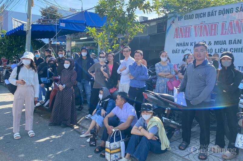 Người dân chờ đợi để nộp hồ sơ mua nhà ở xã hội Đà Nẵng