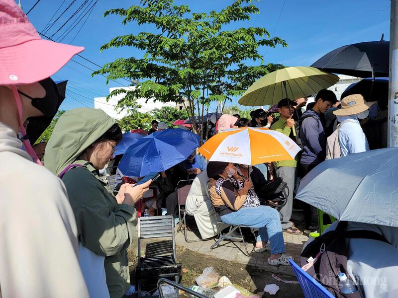 Nhiều người dân cho biết họ đã có mặt từ ngày hôm qua (ngày 6/10) để giữ chỗ và hiện tại vẫn chưa nộp xong hồ sơ.