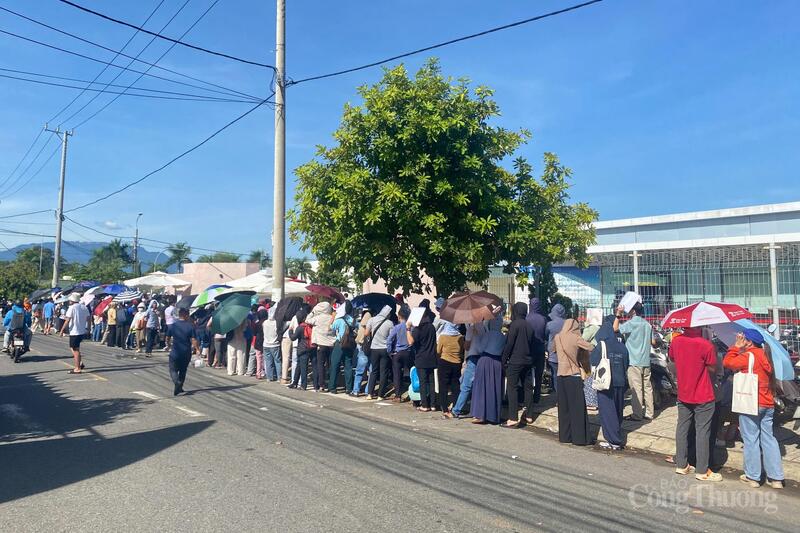 Đến 9h sáng, khi trời đã nắng nóng gay gắt, hàng người xếp hàng để nộp hồ sơ mua nhà ở xã hội vẫn đông đúc.