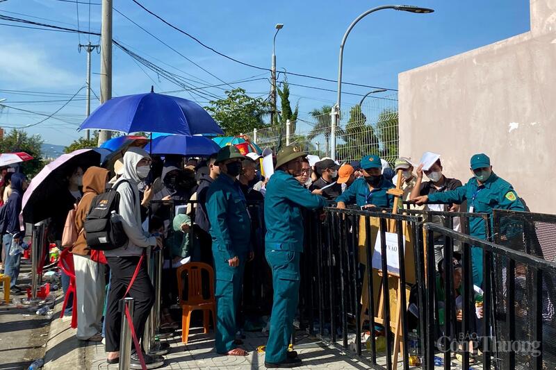 Để đảm bảo không chen lấn, xô đẩy, lực lượng chức năng trên địa bàn phường Hải Vân đã hỗ trợ chủ đầu tư ổn định trật tự.