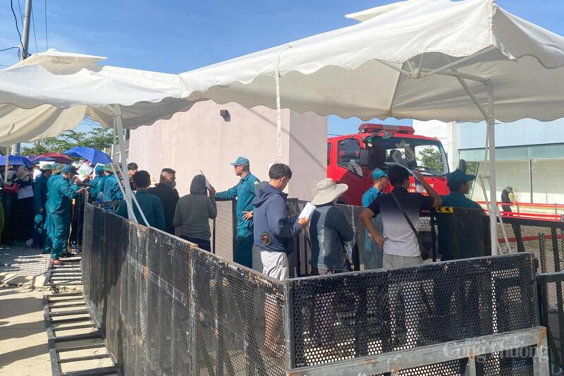 Các lực lượng chức năng phường Hải Vân hướng dẫn người dân đợi đến lượt vào nộp hồ sơ.