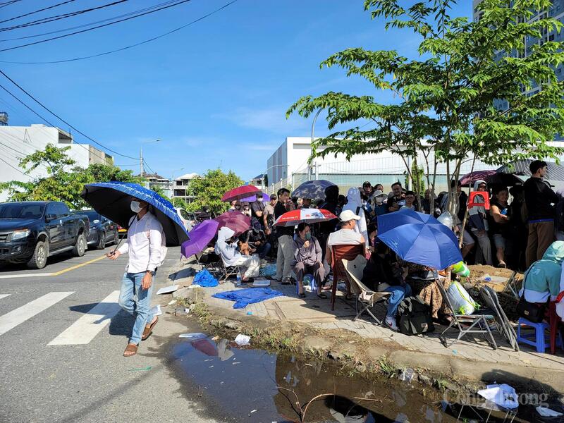 Nhiều người dân thậm chí mang theo ghế, đồ ăn sẵn sàng đợi qua trưa, đến tối để nộp được hồ sơ.