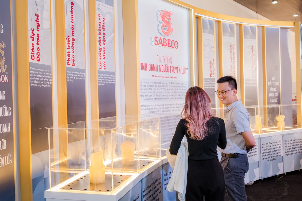 Khu vực trưng bày Giải thưởng “Vinh danh Người truyền lửa” của SABECO Khu vực trưng bày Giải thưởng “Vinh danh Người truyền lửa” của SABECO