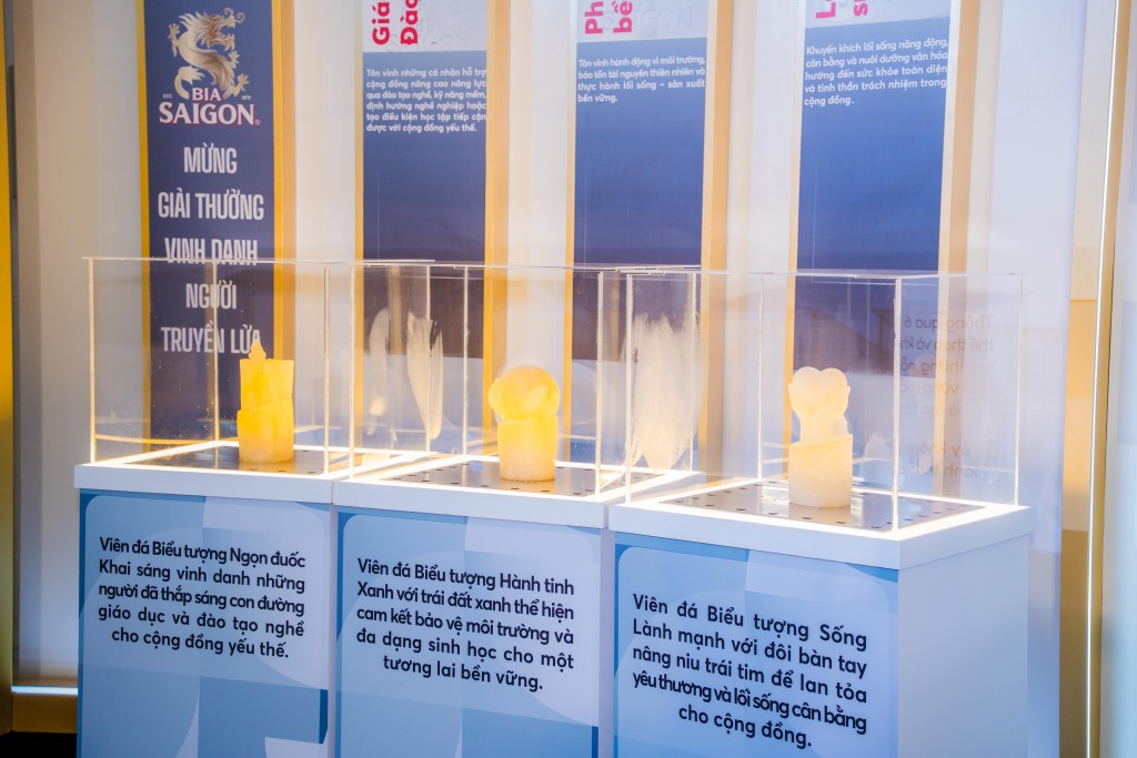 1. Bộ sưu tập Viên Đá Biểu Tượng được làm từ bia Sài Gòn đại diện cho các trụ cột trong cam kết phát triển bền vững của SABECO 1. Bộ sưu tập Viên Đá Biểu Tượng được làm từ bia Sài Gòn đại diện cho các trụ cột trong cam kết phát triển bền vững của SABECO