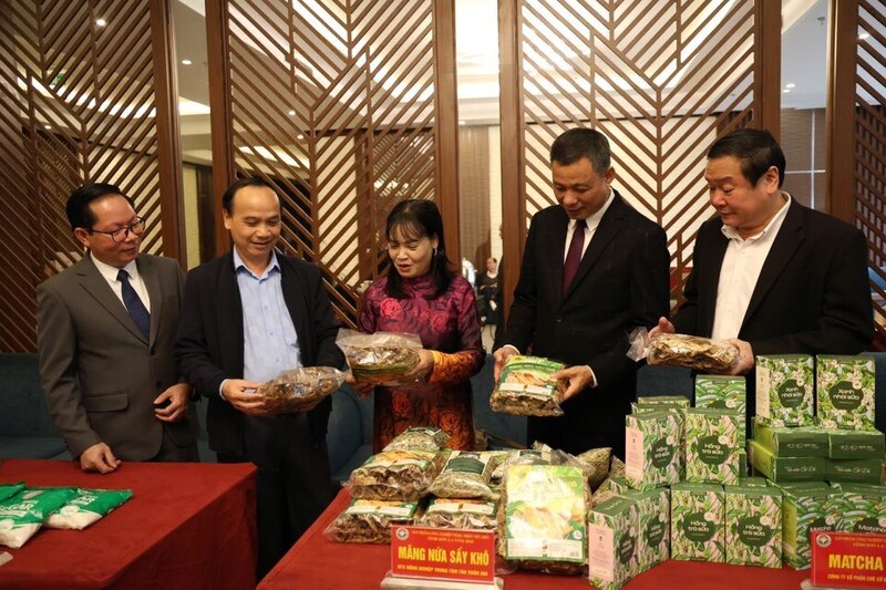 Đại biểu thăm gian hàng trưng bày tại Lễ công bố, trao giấy chứng nhận và tôn vinh các sản phẩm công nghiệp nông thôn tiêu biểu tỉnh Sơn La năm 2025. Ảnh: K.C