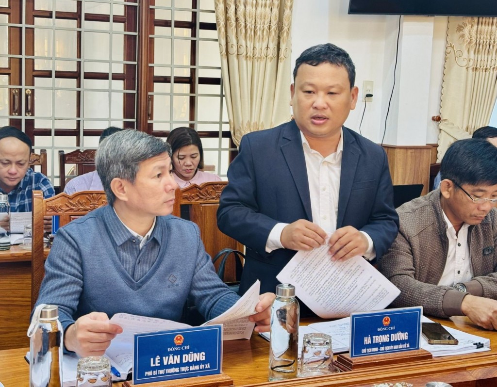 Lãnh đạo xã Hội Sơn báo cáo tại buổi làm việc