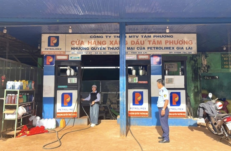Cán bộ quản lý thị trường tăng cường kiểm tra, giám sát hoạt động của doanh nghiệp kinh doanh xăng dầu. Ảnh: ĐVCC