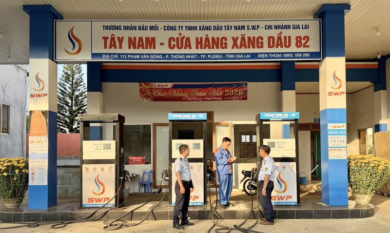 Đội Quản lý thị trường số 11 tuyên truyền, hướng dẫn để các cơ sở kinh doanh hiểu rõ trách nhiệm. Ảnh: ĐVCC