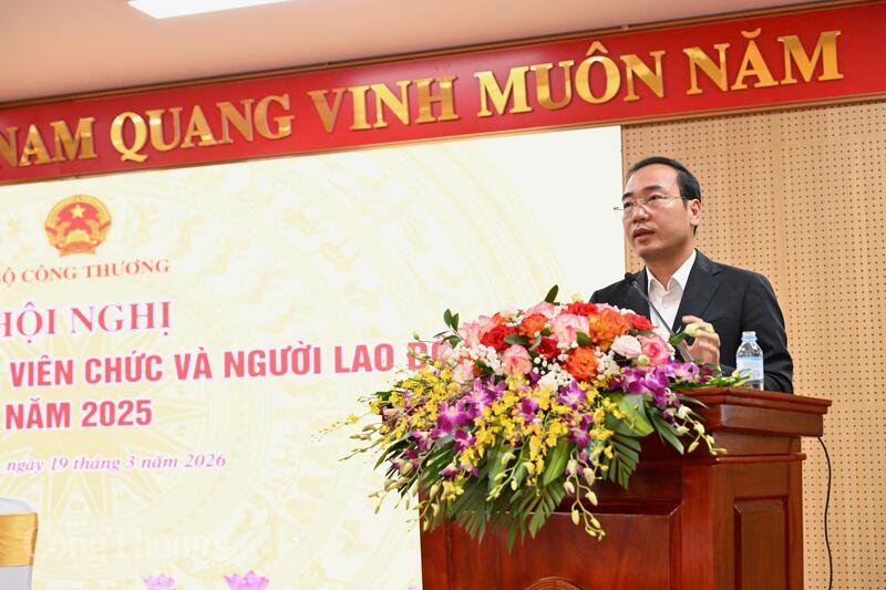 Vụ trưởng Vụ Tổ chức cán bộ Trần Quang Huy báo cáo tại Hội nghị. Ảnh: Cấn Dũng