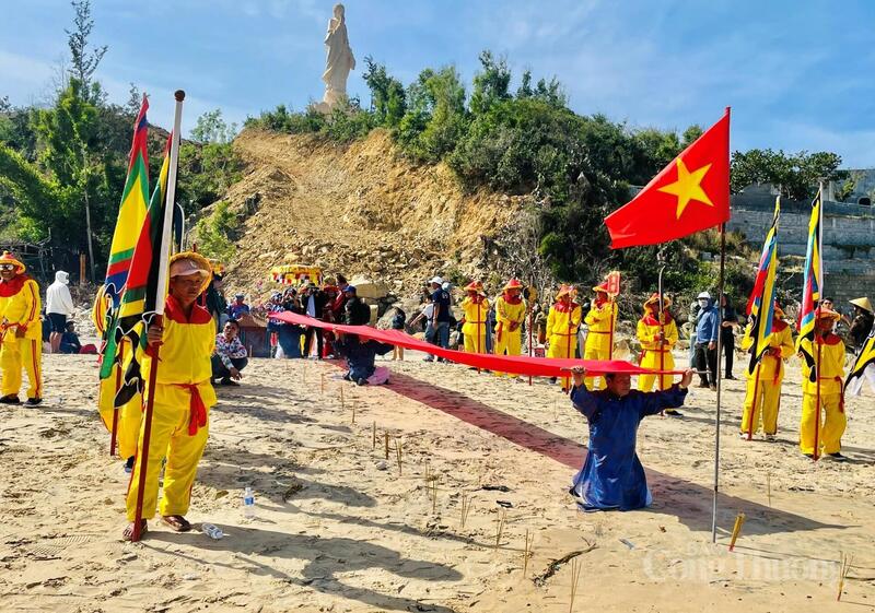 Lễ hội Cầu ngư là lễ hội dân gian truyền thống của cư dân vùng biển. Ảnh minh họa