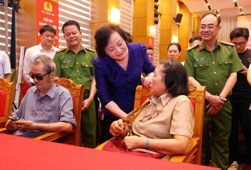 Phó Thủ tướng Phạm Thị Thanh Trà động viên, hỏi thăm thân nhân liệt sĩ - Ảnh: VGP/Thu Giang