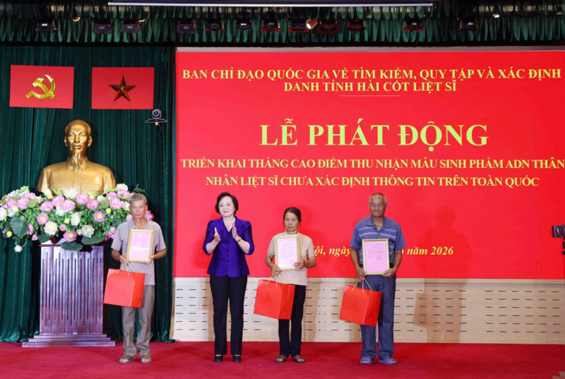 Phó Thủ tướng Phạm Thị Thanh Trà trao Thông báo kết quả giám định ADN hài cốt liệt sĩ cho thân nhân liệt sĩ - Ảnh: VGP/Thu Giang