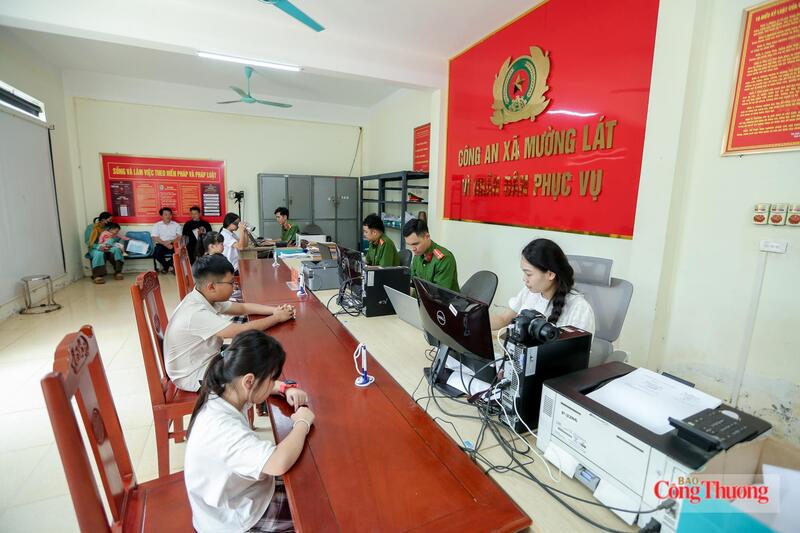 Rất đông người dân, trẻ em từ 6 – 14 tuổi ở xã Mường Lát đi định danh cá nhân, tích hợp định danh mức 2. Ảnh: Ngô Nhung